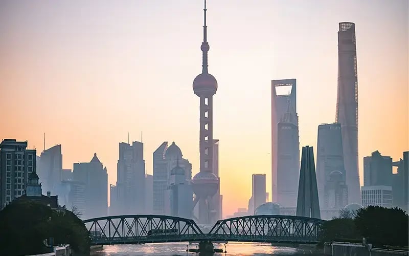 Skyline von Shanghai in der Abenddämmerung